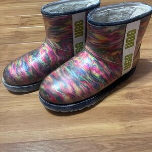 UGG CLASSIC CLEAR MINI PIXELATE WATERPROOF BOOTS, WOMEN US 8/ EUR 39